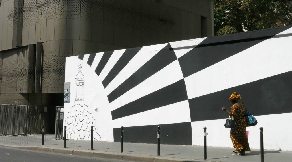 Mur devant le square jouxtant le Pavillon Carré